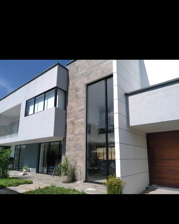 Fachada con Ventanería en Aluminio y Vidrio